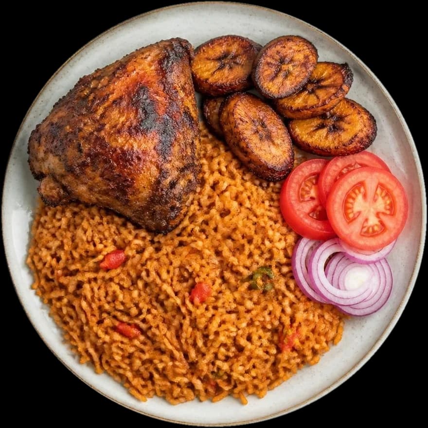 Riz jollof, poulet grillé et bananes plantains