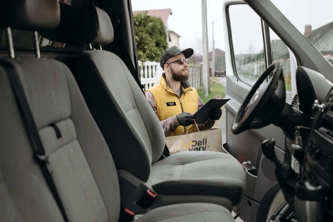 Livreur UDelivery préparant sa tournée